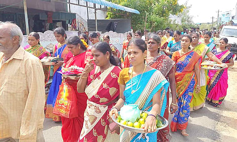 சீர்வரிசை எடுத்து செல்லும் பக்தர்கள்.
