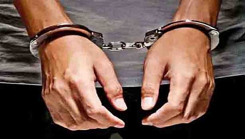 சாத்தான்குளம் அருகே ஜே.சி.பி.எந்திரத்தில் டீசல் திருடிய 2 பேர் கைது