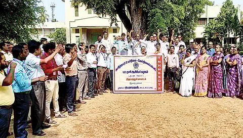 திருப்பத்தூரில் 10-ம் வகுப்பு விடைத்தாள் திருத்தும் மையம் முன்பு ஆசிரியர்கள் போராட்டம் செய்த காட்சி.