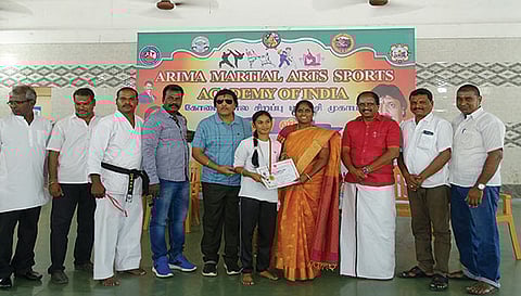 மாணவர்களுக்கு சான்றிதழ்கள் வழங்கிய காட்சி