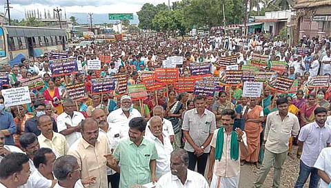 பொள்ளாச்சியில் விவசாயிகள் ஆர்ப்பாட்டம்