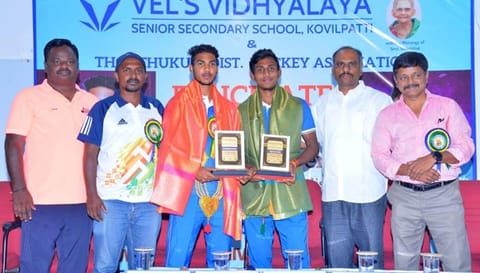 பாராட்டு விழாவில் வீரர்கள் மாரீஸ்வரன் சக்திவேல், கார்த்தி செல்வத்துக்கு சான்றிதழ் வழங்கப்பட்டது.