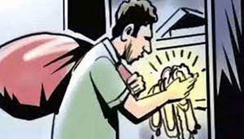 ஓய்வு பெற்ற இன்ஸ்பெக்டர் வீட்டில் திருட்டு
