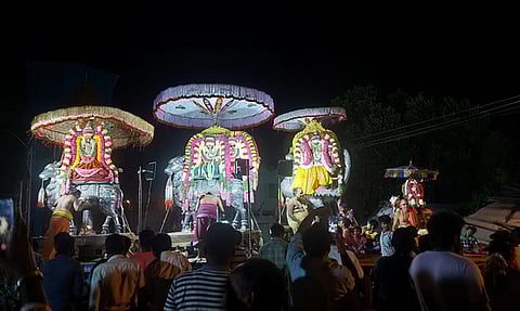 திருவதிகை வீரட்டானேஸ்வரர் கோவிலிலில் அஷ்டமி வழிபாடு நடந்தது. இதில்ஏராளமான பக்தர்கள் திரளாககலந்து கொண்டனர்.