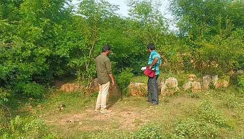 தும்பல் கல்வட்டங்கள் ஆய்வு செய்த தொல்லியல் துறையினர்.