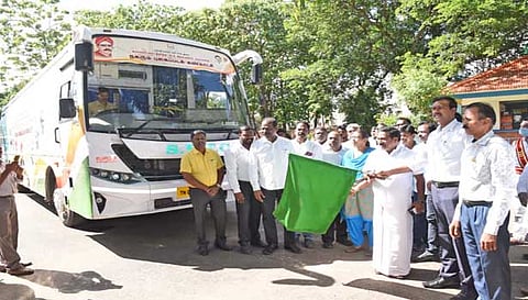 அரசு பள்ளியில் மாணவர் சேர்க்கை அதிகரிப்பது குறித்து விழிப்புணர்வு பேரணி