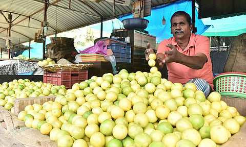 ஈரோடு மார்க்கெட்டில் எலுமிச்சை பழம் விலை குறைந்தது