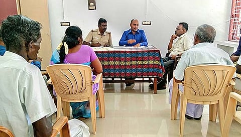 தாசில்தார் செல்வக்குமார் தலைமையில் சமாதான கூட்டம் நடைபெற்ற காட்சி. 