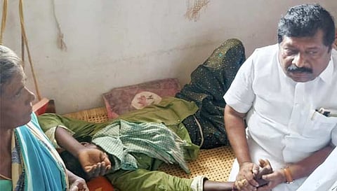 முன்னாள் எம்.எல்.ஏ. இன்பதுரை ஆறுதல் கூறிய காட்சி.