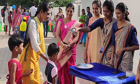 குழந்தைகள் பள்ளிக்கு மகிழ்ச்சியுடன் வந்தனர்.