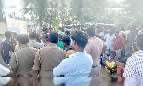 பொதுமக்களுடன் போலீசார் பேச்சுவார்த்தை நடத்திய காட்சி. 