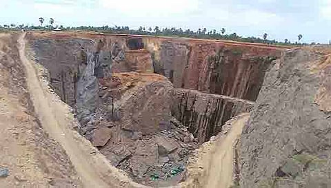 குவாரிகள் இயங்க தடை: கல், மணல் கிடைக்காததால் கட்டுமான பணிகள் பாதிப்பு