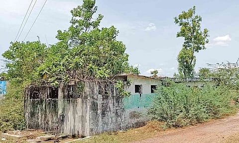 பராமரிப்பு இன்றி காணப்படும் மகளிர் சுகாதார வளாக கட்டிடம்.