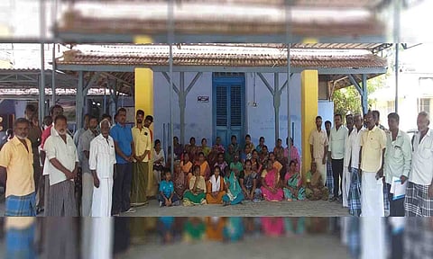 போராட்டத்தில் ஈடுபட்ட பொதுமக்கள். 