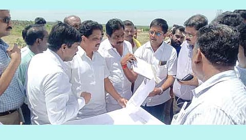 அலங்காநல்லூர் அருகே கீழக்கரை கிராமத்தில் ஜல்லிக்கட்டுக்கென தனி பிரம்மாண்ட மைதானம் அமைய உள்ளது. அதனை முதல்-அமைச்சரின் முதன்மைச் செயலர் உதயச்சந்திரன் ஐ.ஏ.எஸ். பார்வையிட்டு ஆய்வு செய்தார்.