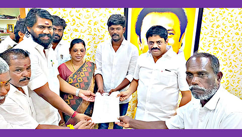 மதுரை தெற்குமாவட்ட தி.மு.க. உட்கட்சி தேர்தலில் விருப்ப மனு வழங்கிய கட்சியினர்.