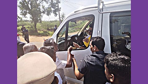 முதல்-அமைச்சர் மு.க.ஸ்டாலினிடம் மக்கள் நல கூட்டமைப்பினர் மனு கொடுத்து கோரிக்கையை வலியுறுத்தியபோது எடுத்த படம்.
