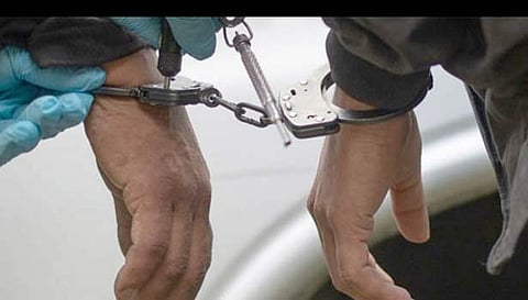 செல்போன் பறித்த 2 பேர் கைது