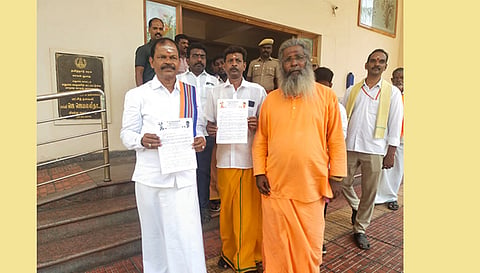 இந்து மக்கள் கட்சி தலைவர் அர்ஜுன் சம்பத், மதுரை போலீஸ் கமிஷ்னர் அலுவலகத்தில் மனு கொடுக்க வந்த போது எடுத்த படம். 