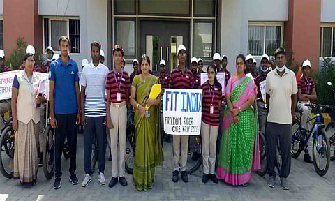 சைக்கில் பேரணியில் கலந்து கொண்டவர்களை படத்தில் காணலாம் 