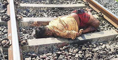 ரெயிலில் அடிபட்டு இறந்த ஆனந்த்.