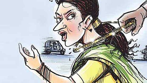 மொபட்டில் சென்ற பெண்ணிடம் நகை பறிப்பு