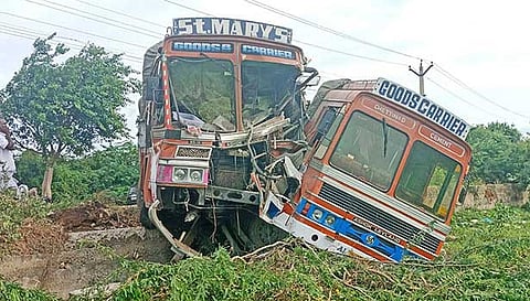 குளத்தில் கவிழ்ந்து கிடக்கும் லாரிகள்.
