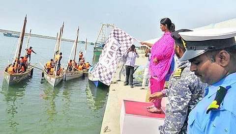 சமுத்திரகமன் 2022 கடல் சாகச பயணத்தை கோட்டாட்சியர் அர்ச்சனா கொடியசைத்து தொடங்கி வைத்தார்.