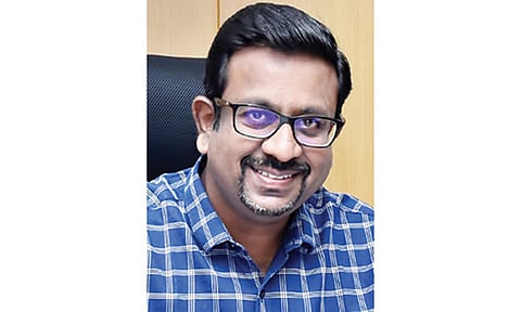 கலெக்டர் தினேஷ்பொன்ராஜ் ஆலிவர்.