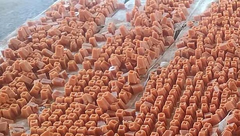 அண்ணாநகர் பகுதியில் அச்சுவெல்லம் தயாரித்து உலர வைத்திருந்தபோது எடுத்தபடம்.