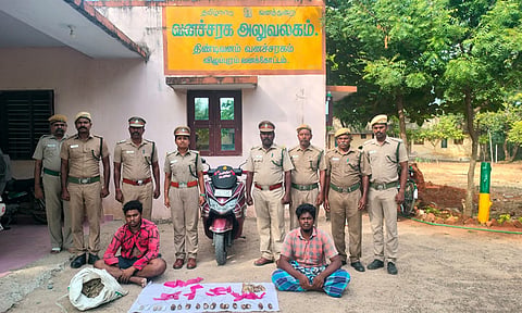  நாட்டு வெடிகுண்டுகளுடன் கைதான 2 பேரையும், அவர்களை மடக்கி பிடித்த போலீசாரையும் படத்தில் காணலாம்.