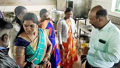 ஊட்டியில் அம்மா உணவகத்தில் நகரசபை தலைவி ஆய்வு