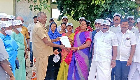 விழிப்புணர்வு துண்டு பிரசுரங்கள் வழங்கப்பட்ட காட்சி.