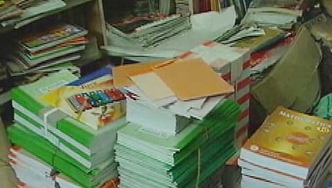 பாடப்புத்தகங்கள் வழங்கும் பணி