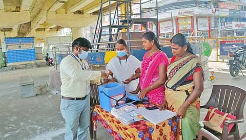 வண்ணார்பேட்டை தடுப்பூசி முகாமில் மாநகர நல அலுவலர் டாக்டர் ராஜேந்திரன் ஆய்வு செய்த காட்சி.