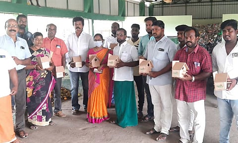 சிட்டுக்குருவி கூண்டுகள் பொருத்தும் பணி