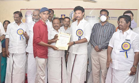 வேலைவாய்ப்பு முகாமில் தேர்வானவர்களுக்கு அமைச்சர்கள் அன்பில்மகேஷ்பொய்யாமொழி, சி.வி.கணேசன் ஆகியோர் பணிநியமன ஆணை.