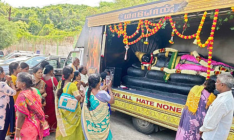 தஞ்சை பெரிய கோவில் முன்பு நிறுத்தி வைக்கப்பட்டிருந்த மாயோன் திரைப்பட அரங்கனநாதர் ரதத்தை பொதுமக்கள் பார்வையிட்டனர்.
