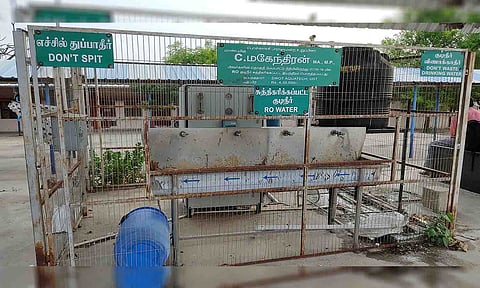 பழுதடைந்து கிடக்கும் சுத்திகரிப்பு எந்திரம். 