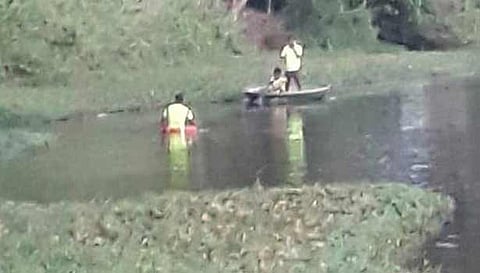 ஜேடர்பாளையம் படுகை அணை காவிரி ஆற்றில் பரிசல் மூலம் தீயணைப்பு துறையினர் தேடும் காட்சி.
