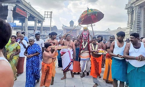 சென்னிமலை முருகன் கோவிலுக்கு தீர்த்தம் எடுத்து வந்த பக்தர்கள்