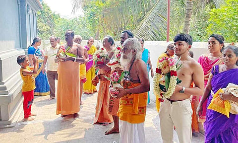 புனித நீர் அடங்கிய கடங்கள் எடுத்து வரப்பட்டது.