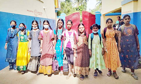 பள்ளிக்கு உற்சாகத்துடன் வந்த மாணவிகள்.