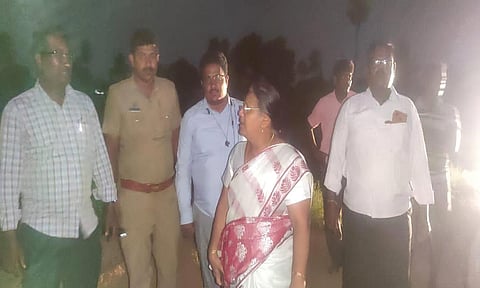 மணல் திருட்டை தடுக்க திருப்பத்தூர் மாவட்ட அதிகாரிகள் ரோந்து பணியில் ஈடுபட்டனர்.