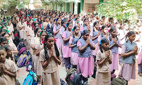 கோடை விடுமுறை முடிந்து தமிழகம் முழுவதும் இன்று பள்ளிகள் திறக்கப்பட்டன. இதையொட்டி கடலூர் மஞ்சக்குப்பம் வேணுகோபாலபுரம் அரசு பெண்கள் மேல்நிலைப்பள்ளிக்கு வந்த மாணவிகள் பிரார்த்தனை செய்த காட்சி..