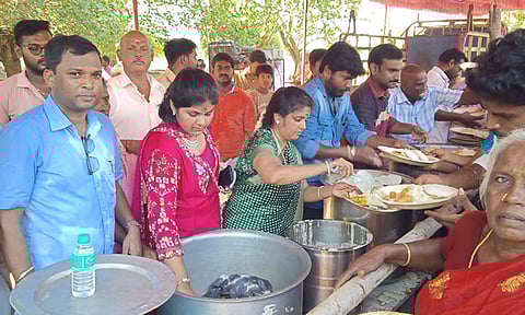 பண்ருட்டி அருேக மருங்கூர் ஊத்துக்காட்டு மாரியம்மன் கோவில் கும்பாபிஷேகத்தை முன்னிட்டு வி.எம்.கேஷ்யூஸ் அதிபர் வீரவிஸ்வாமித்திரன், அவரது மனைவி சண்முகபிரியா, மகள் ருத்ரா ஆகியோர் பக்தர்களுக்கு அன்னதானம் வழங்கினர்.