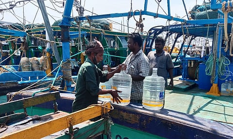 மீன்பிடி தடைக்காலம் நாளையுடன் முடிகிறது- கடலுக்குள் செல்ல தயாராகும் காசிமேடு மீனவர்கள்