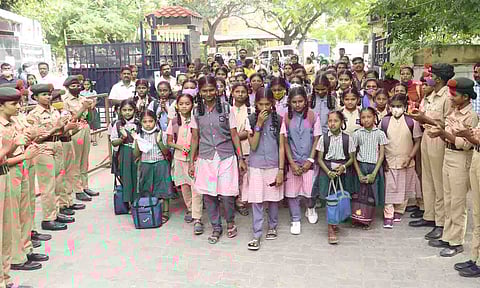 தமிழகம் முழுவதும் இன்று 1 முதல் 10-ம்வகுப்பு வரை பள்ளிகள் திறக்கப்பட்டன. திருப்பூர் ஜெய்வாபாய் பெண்கள் மேல்நிலைப்பள்ளிக்கு வந்த மாணவிகளுக்கு உற்சாகமாக வரவேற்பு அளிக்கப்பட்ட காட்சி. 