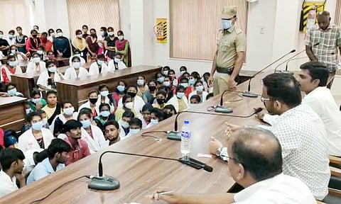 நர்சிங் கல்லூரி மாணவிகளிடம் கலெக்டர் மேகநாதரெட்டி பேச்சுவார்த்தை நடத்தினார்