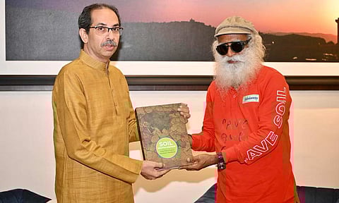 மகாராஷ்டிர முதல்வர் உத்தவ் தாக்கரேவிடம் கொள்கை விளக்க கையேட்டை வழங்கிய சத்குரு